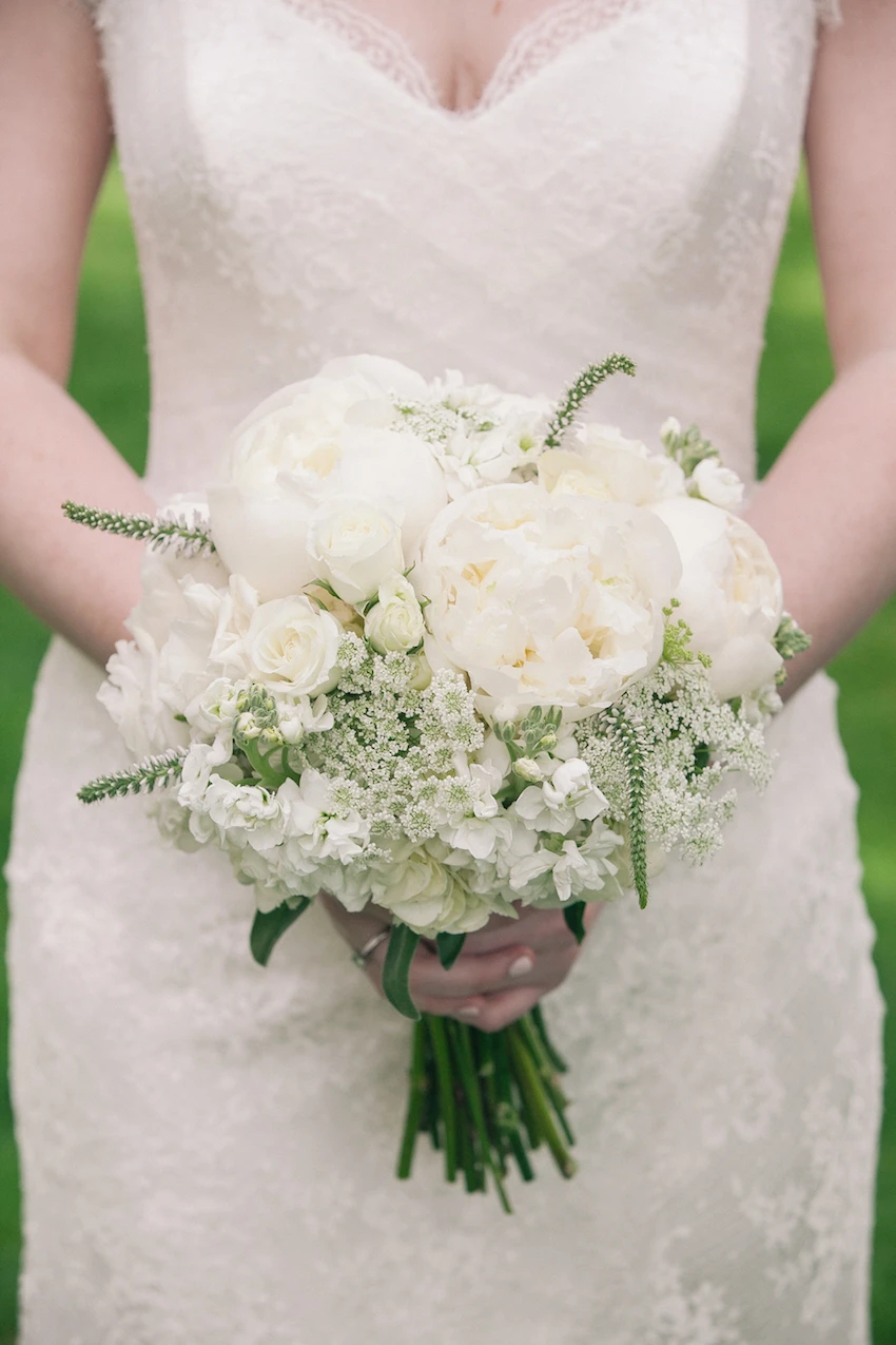 White Bridal Bouquets That Take Our Breath Away